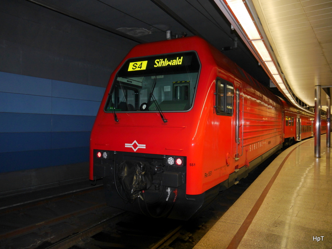 SZU - Lok Re 551 / 450 067-4 im SZU Bahnhof im HB Zürich am 24.01.2015  .. Foto mit Blitzlicht gemacht auf dem unbesetzten Führerstand 