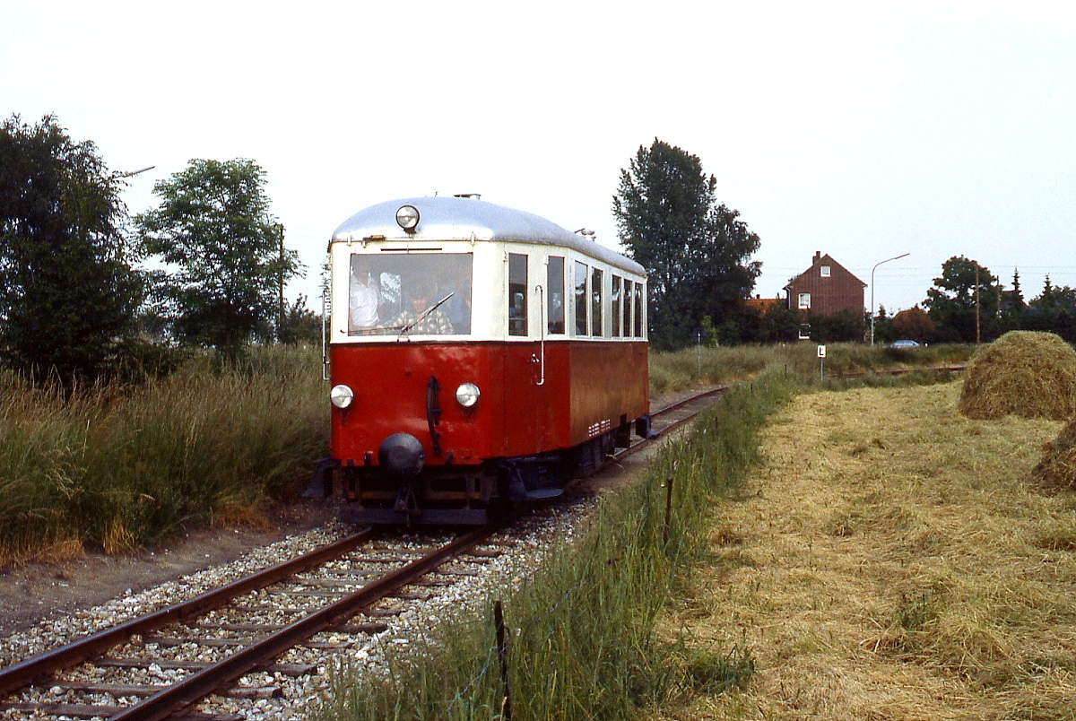 T 13 der Selfkantbahn ist Mitte der 1980er Jahre bei Birgden auf dem Weg von Schierwaldenrath nach Gillrath. Das 1941 von der Waggonfabrik Wismar gebaute Fahrzeug wurde 1973 von der Mittelbadischen Eisenbahngesellschaft erworben.