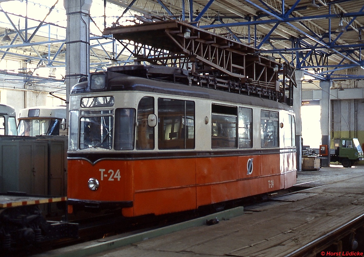 T-24 der Straßenbahn Tallin im Juni 1990 im Depot. Die Waggonfabrik Gotha lieferte zwischen 1955 und 1964 50 Trieb- und Beiwagen nach Tallinn, T-24 wurde zu einem Arbeitstriebwagen umgebaut