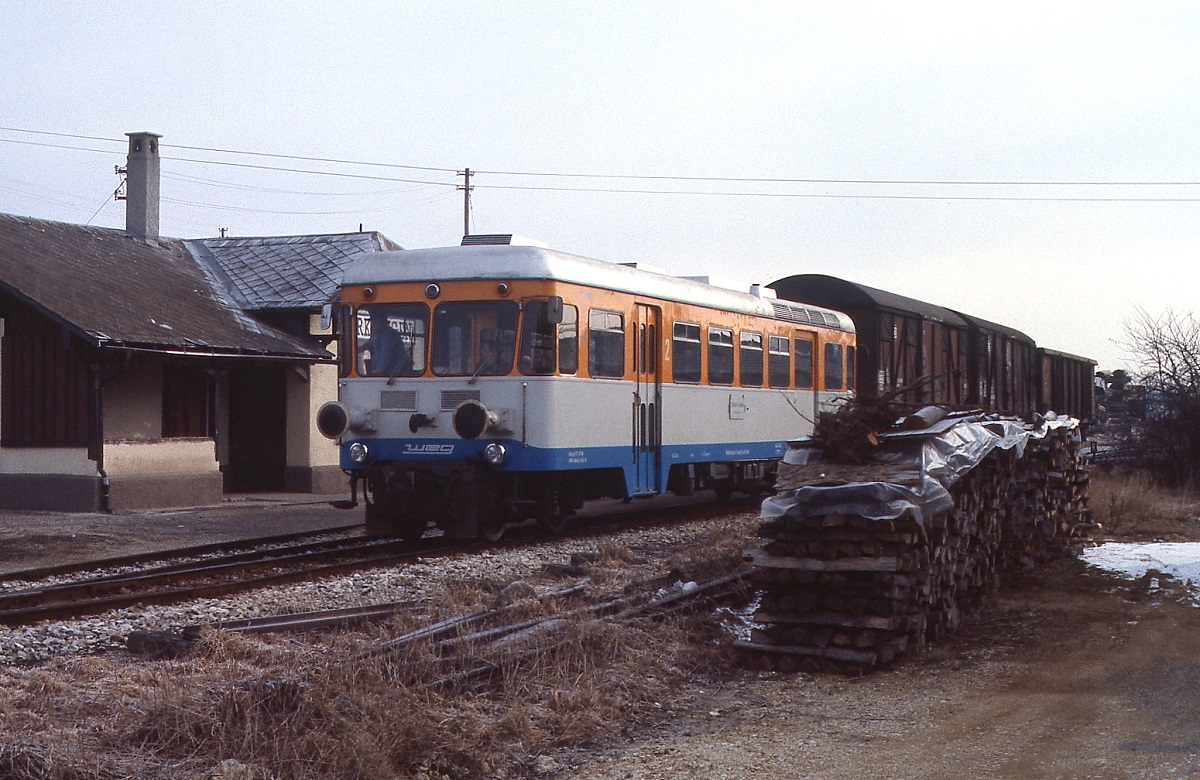 T 31 rangiert an einem Februarsamstag 1985 im Bahnhof Merklingen. Das Bahnhofsgebäude wurde Jahre nach der Streckenstillegung abgerissen.