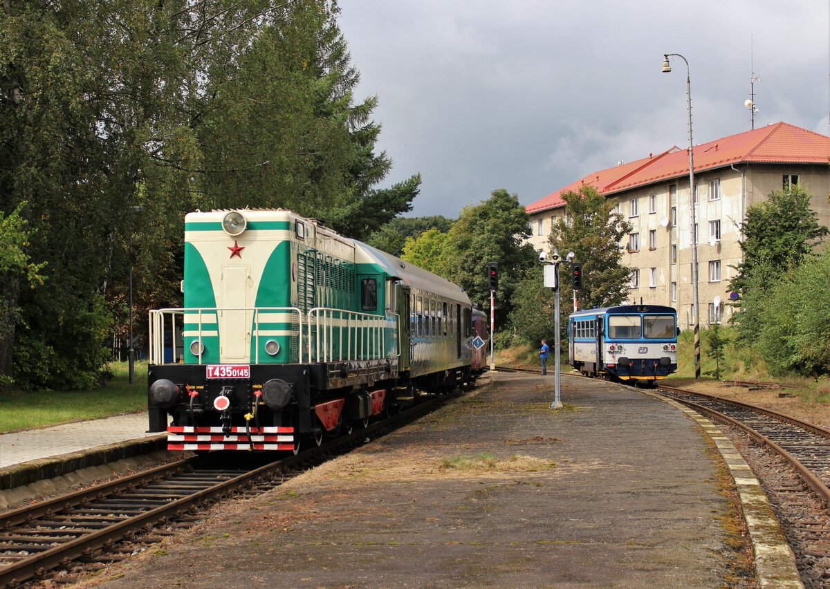 T 435 0145 stand am 11.09.21 mit einem Ausstellungszug in Aš. Im Hintergrung steht 810 666-8 als Os 17244.