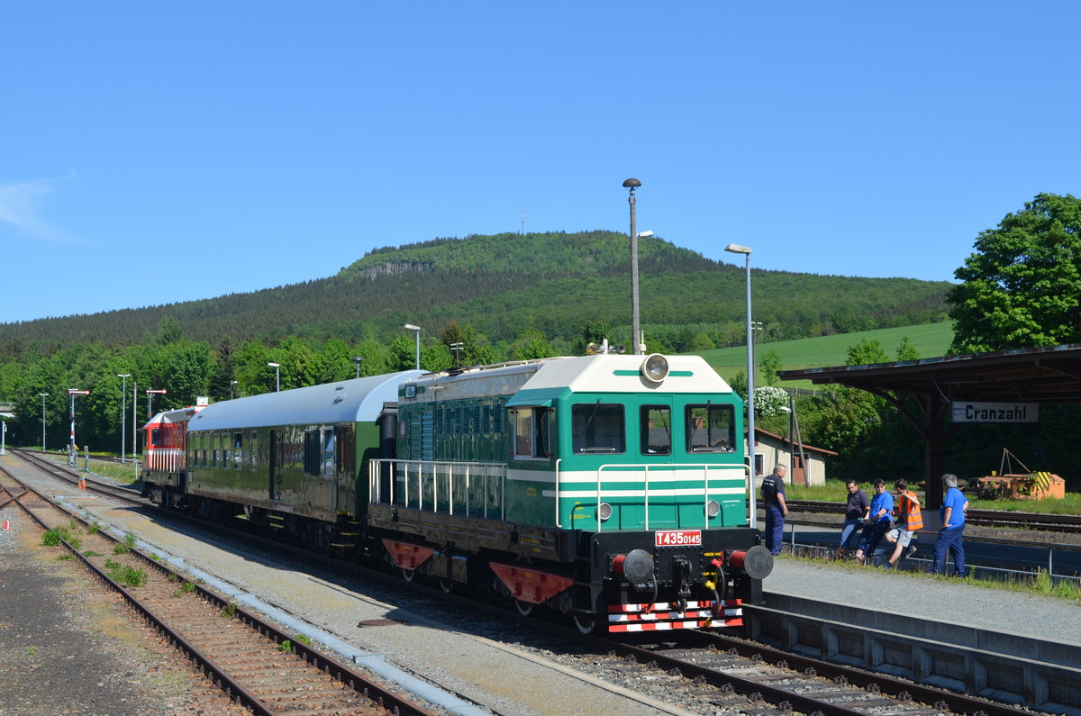 T 435.0145 der CD & 721 517-1 der KDS Kladenská dopravní a strojní s.r.o. auf der Rückfahrt von Schwarzenberg in Cranzahl 13.05.2018