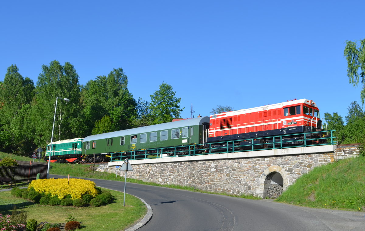 T 435.0145 der CD & 721 517-1 der KDS Kladenská dopravní a strojní s.r.o. auf der Rückfahrt von Schwarzenberg in Weipert / Vejprty 13.05.2018 