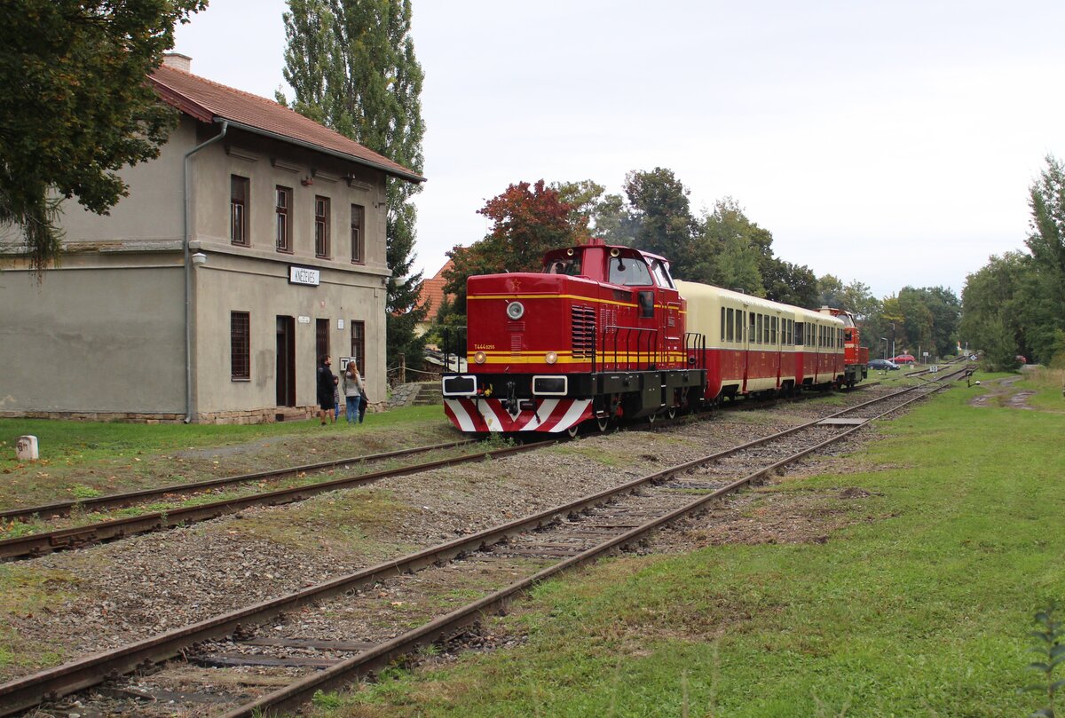 T 444 0255 und T 444 162 als Os 98118 von Lužná u Rakovníka nach Kolešovice zu sehen am 04.10.25 in Kněževes.