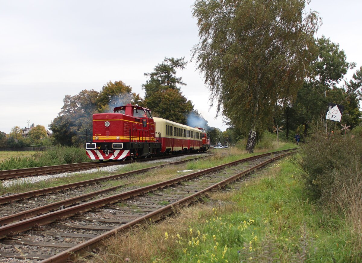 T 444 0255 und T 444 162 als Os 98118 von Lužná u Rakovníka nach Kolešovice zu sehen am 04.10.25 in Kněževes.