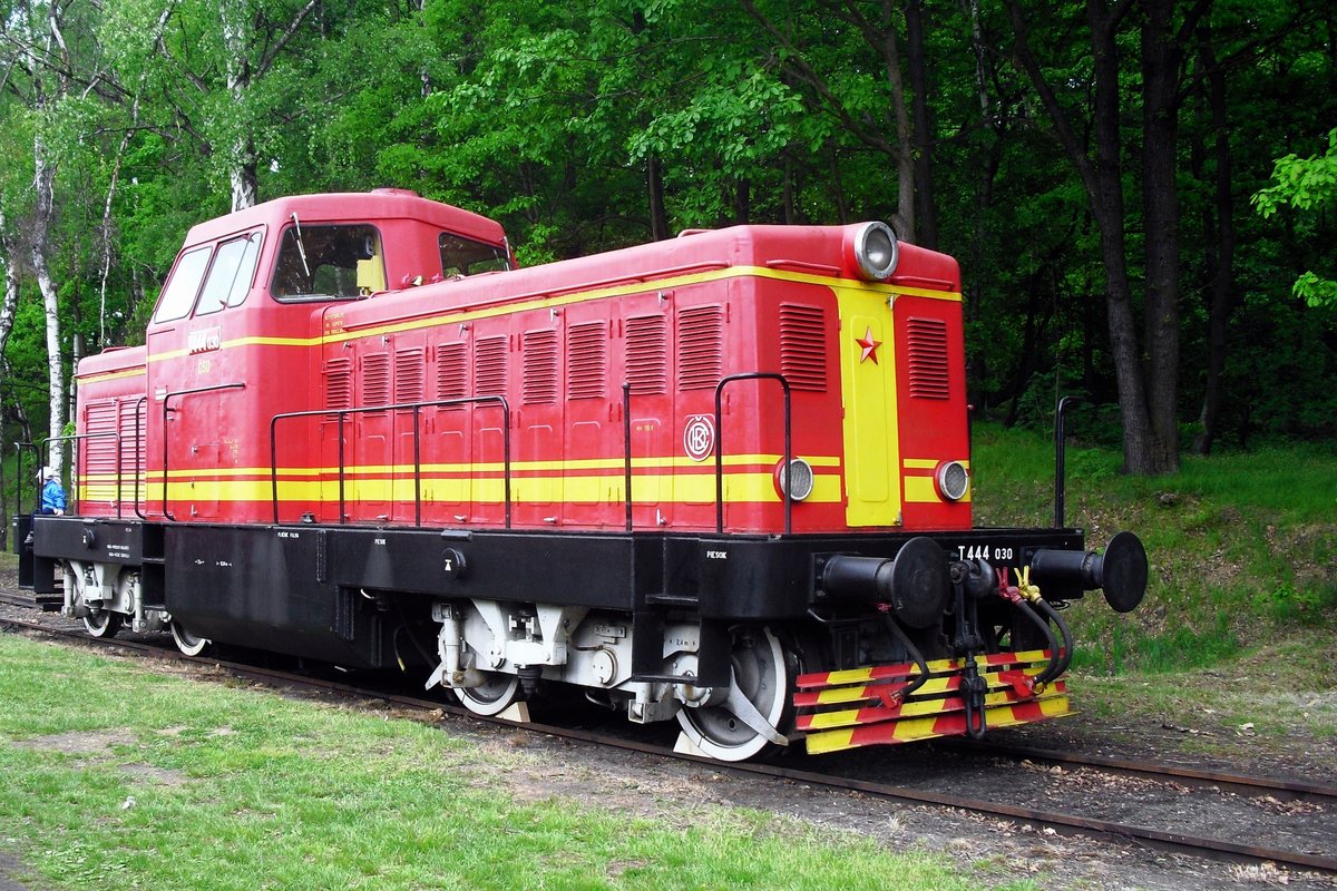 T 444 030 Karkulka (Rotkäppchen) steht am 13 Mai 2012 ins Eisenbahnmuseum von Luzna u Rakovnika.