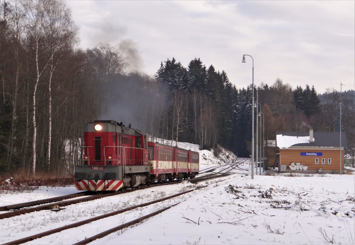 T 466 2201 ist am 01.02.14 in Potůčky zu sehen in Richtung Johanngeorgenstadt..