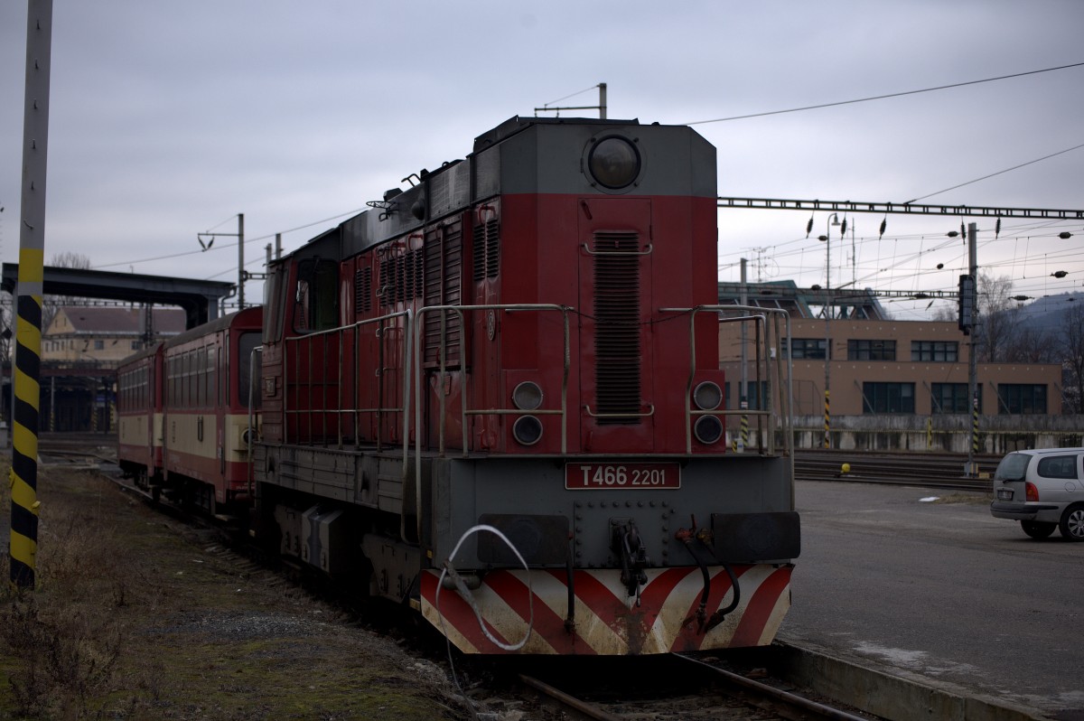 T 466 2201 mit einem Personenzug abgestellt in Karlsbad Oberer Bahnhof.12.02.2014
11.24 Uhr.