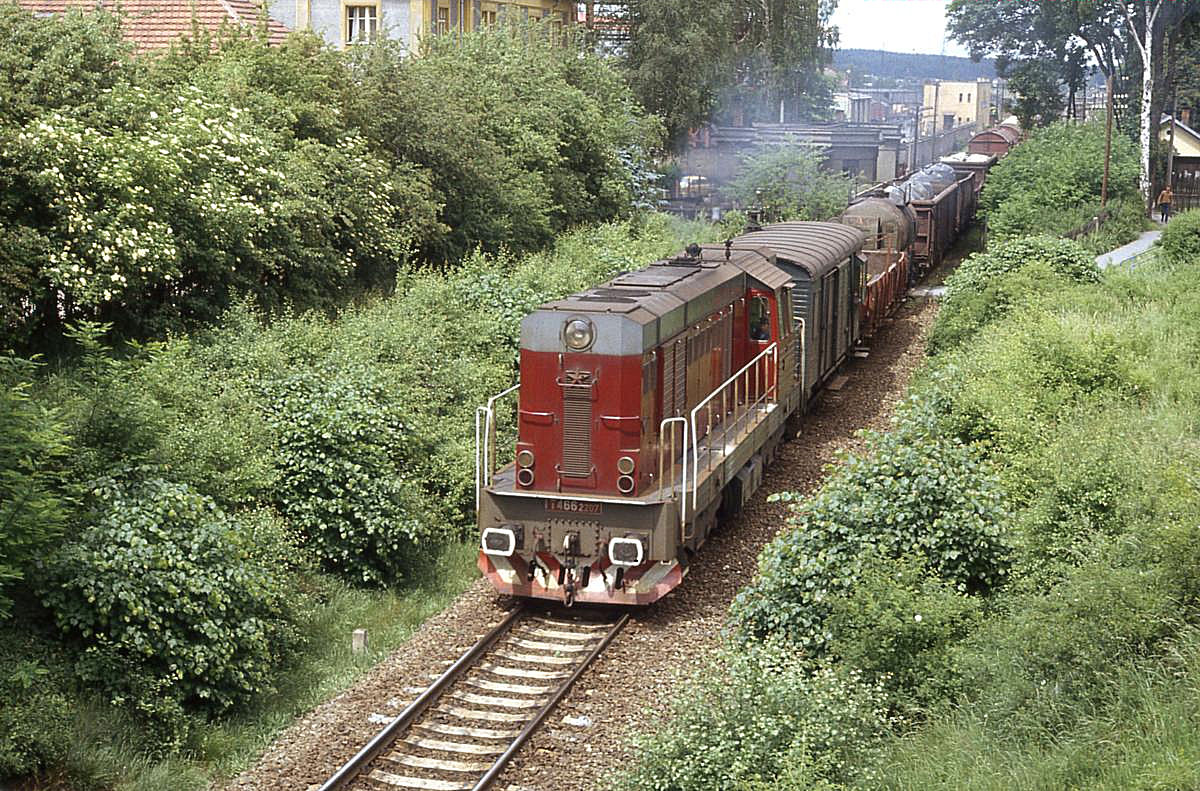 T 4662207 verläßt am 19.06.1982 mit einem Güterzug den Bahnhof Holysov.