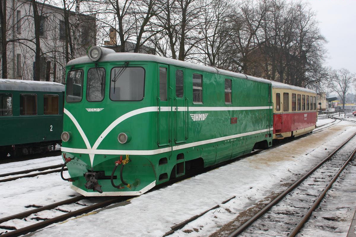 T 47005 mit einem Personenwagen als Os nach Nova Bystrice am 13.1.2008 im Schmalspurbahnhof von Jindrichuv Hradec.
