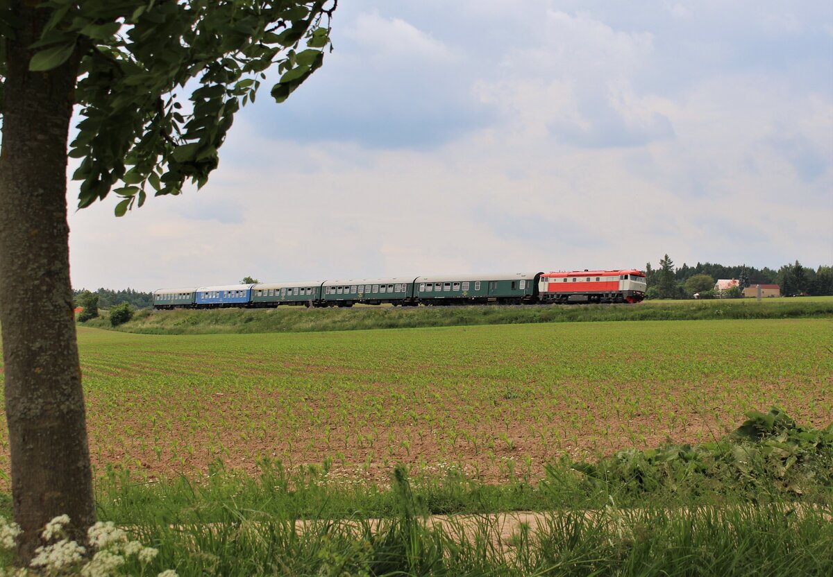 T 478 1008 fuhr am 12.06.21 von Lužná u Rakovníka nach Praha als Ex 11823. Hier zu sehen bei Nové Strašecí.