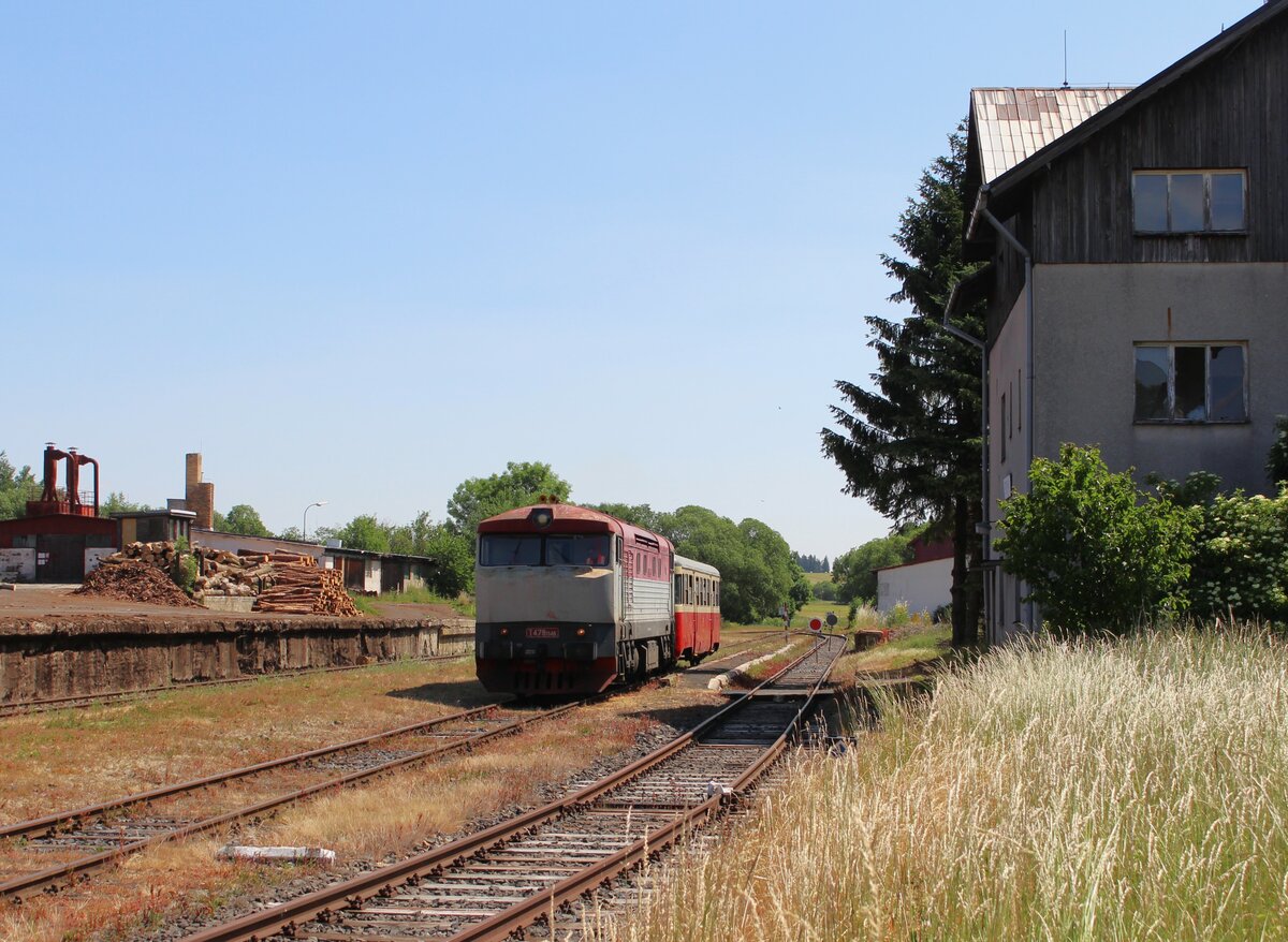 T 478 1146 (749 146) fuhr am 24.06.23 einen Sonderzug von Slaný nach Bochov. Hier ist der Zug in Bochov zu sehen.