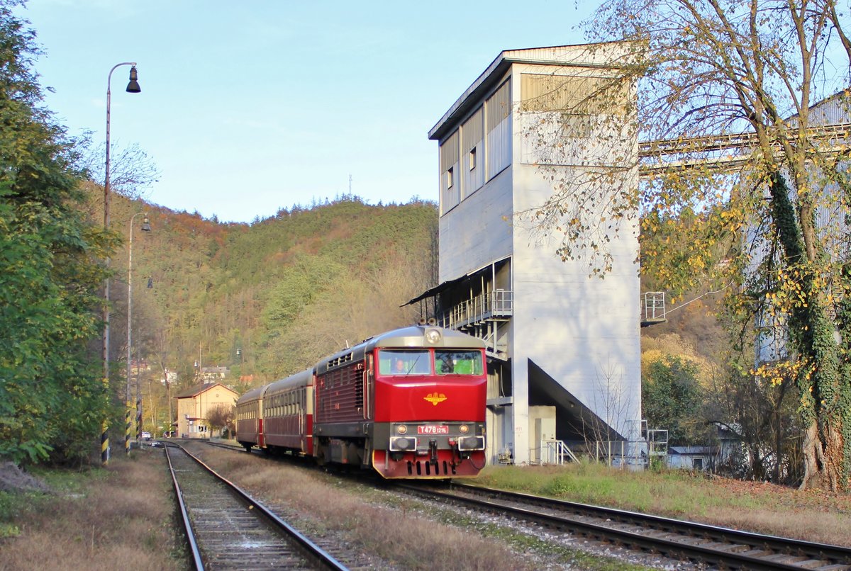 T 478 1215 (749 253) fuhr am 28.10.19 den letzten Rakovnik Express für dieses Jahr. Hier ist der R 1570 in Zbečno zu sehen.