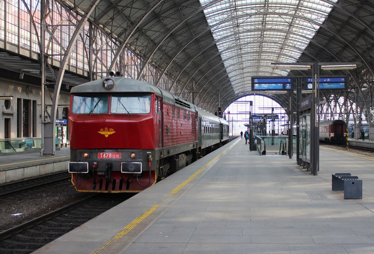 T 478 1215 KZC (749 253) als R 1270 zu sehen am 01.05.22 in Praha hl.n.