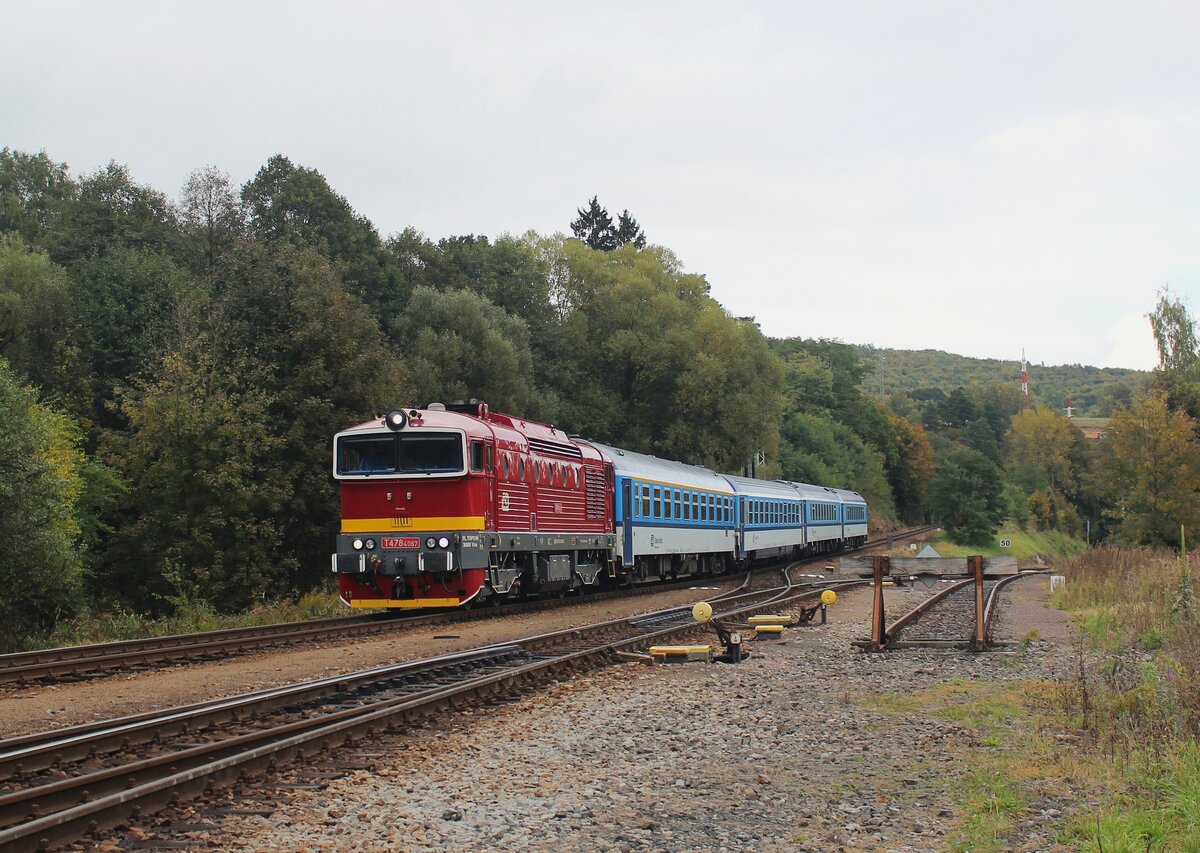 T 478 4067 als R 927 zu sehen am 07.10.25 in der Einfahrt Trutnov. 
