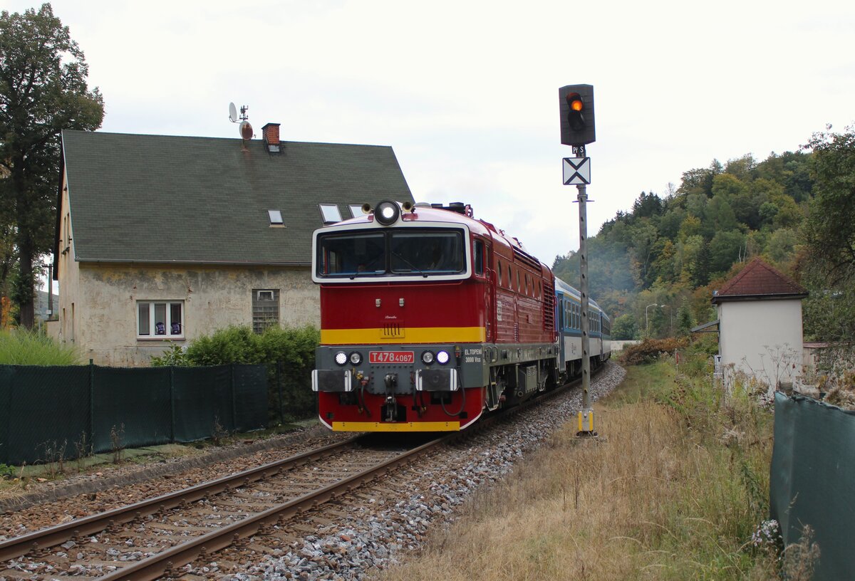 T 478 4067 als R 927 zu sehen am 07.10.25 in Trutnov. 