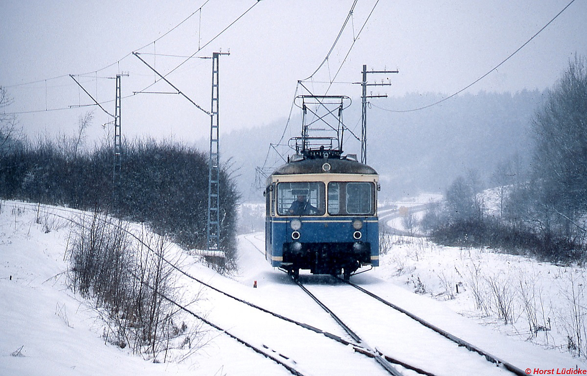 T 6 der Trossinger Eisenbahn ist im Februar 1991 zwischen Trossingen Bahnhof und Trossingen Stadt unterwegs. Der Triebwagen wurde als letztes Fahrzeug für diese Bahn 1968 von der Waggonfabrik Rastatt gebaut.