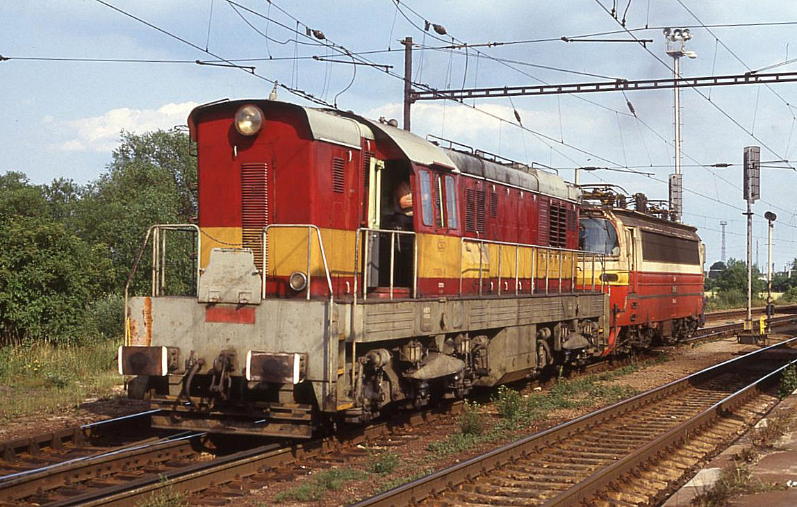T 6691091 schleppt am 29.6.1992 die Elektrolok 230043 um 17.27 Uhr im Bahnhof 
Kutna Hora.