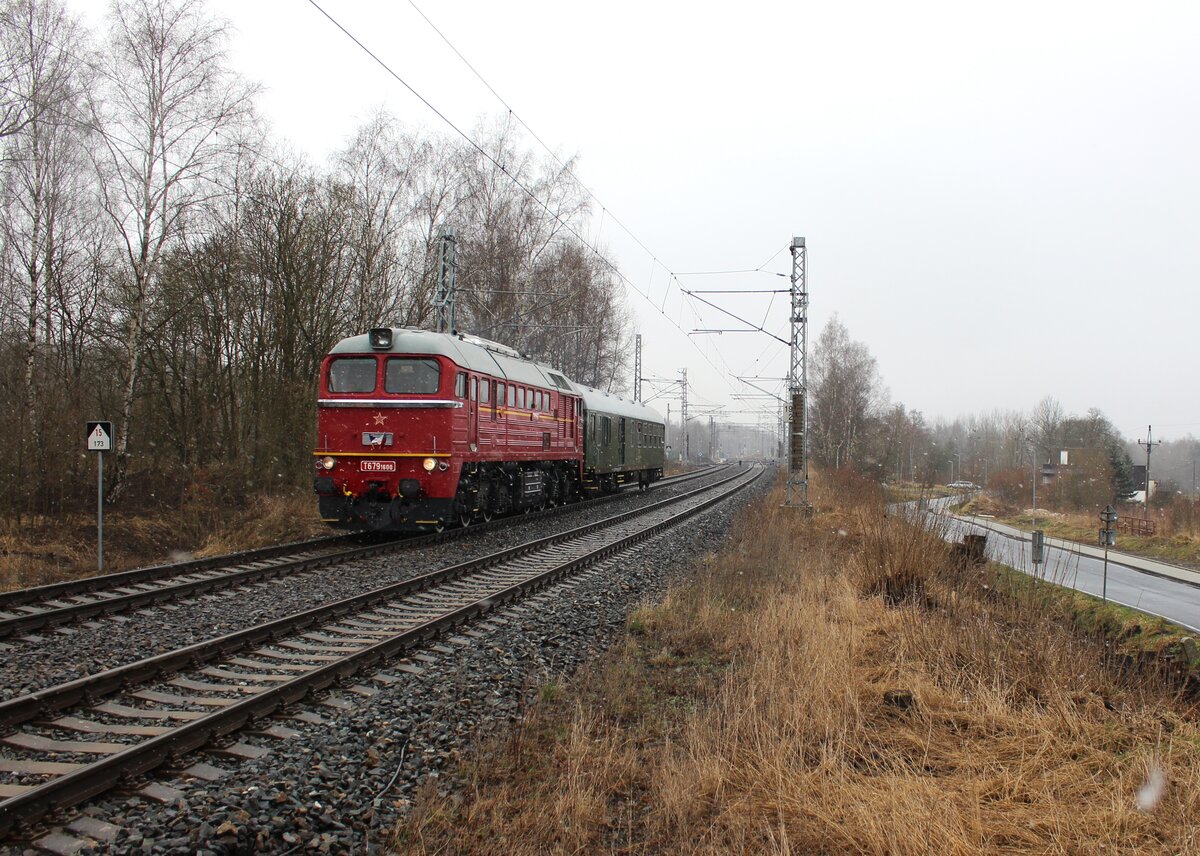 T 679 1600 fuhr am 01.04.22 von Cheb nach Lužná u Rakovníka. Hier ist die Fuhre bei Chodov zu sehen.