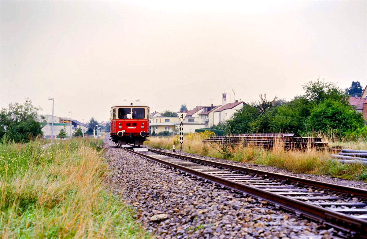 T04 der Vaihinger Stadtbahn an einem regnerischen Tag, 06.09.1984
