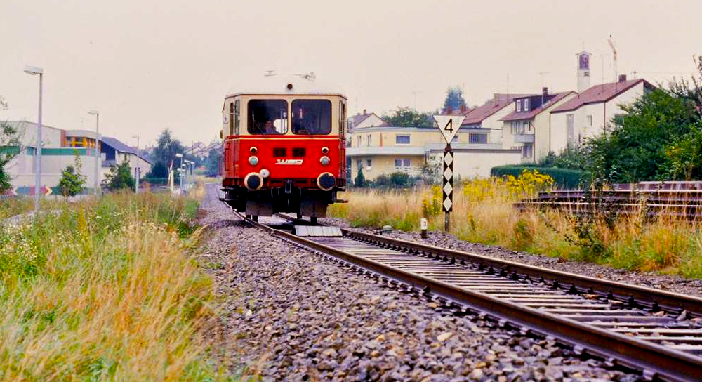 T04 der Vaihinger Stadtbahn an einem regnerischen Tag. T04 war zunächst bei der Deutschen Reichsbahn eingesetzt und 1954 von der WEG erworben. Er drehte bis 2002 einsam seine Runden zwischen Vaihingen/Enz und Enzweihingen und war 2002 der älteste Schienenbus, der regulär auf deutschen Gleisen gefahren ist.
Datum: 06.09.1984