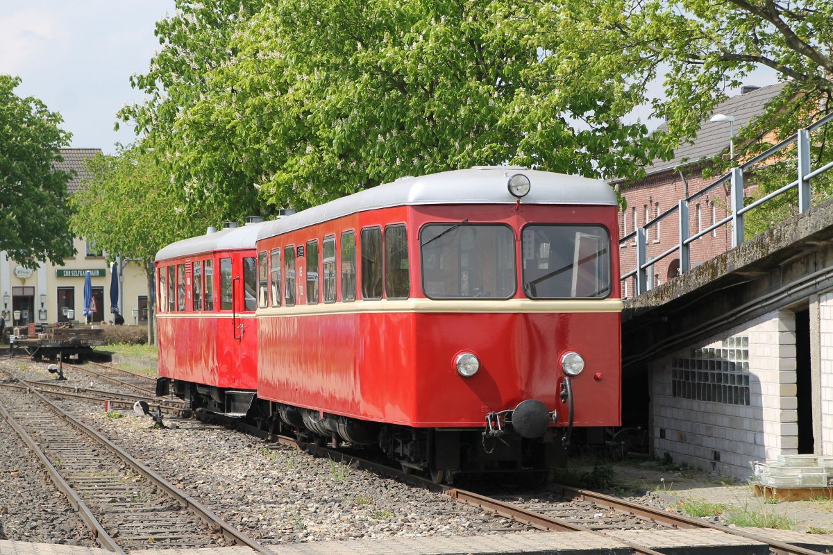 T102 (ehemalige Inselbahn Langeoog, Waggonfabrik Talbot Aachen, Fabrik-nummer: 94433, Baujahr: 1950) der IHS (Interessengemeinschaft Historischer Schienenverkehr) auf Bahnhof Schierwaldenrath am 20-4-2014.