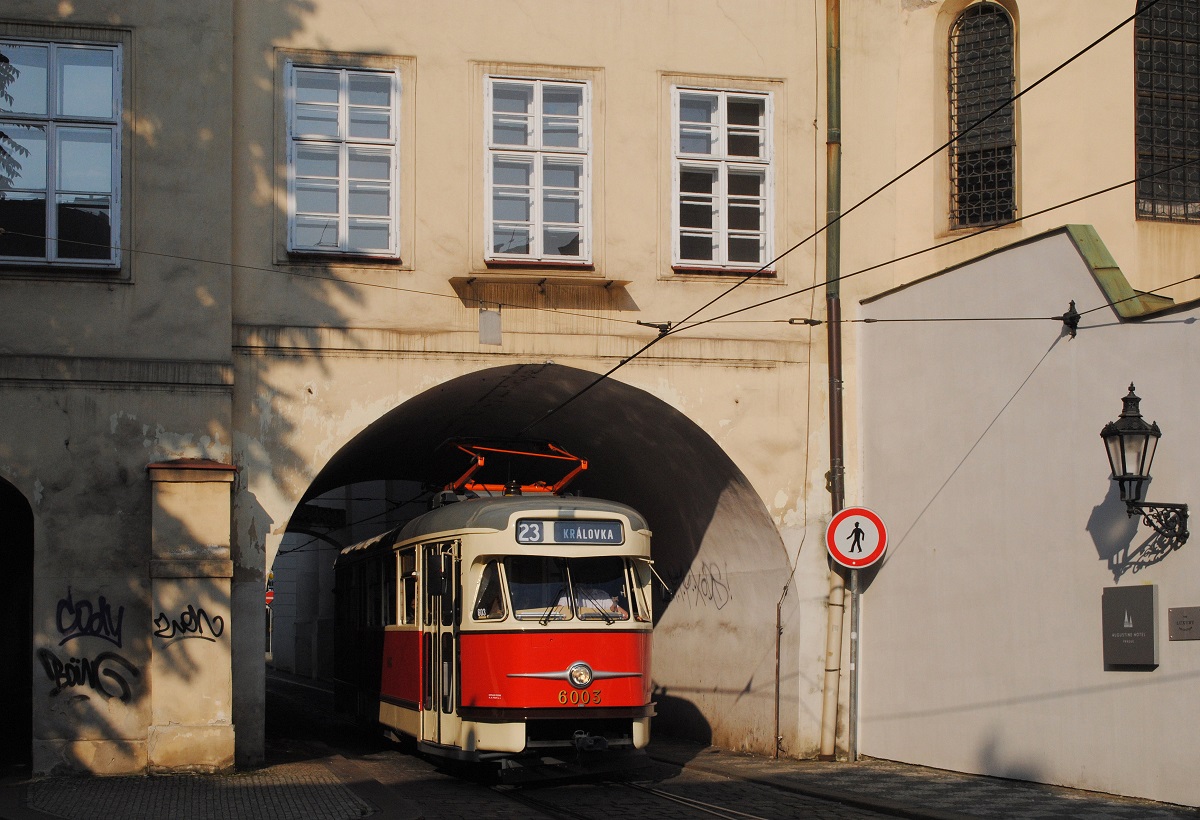 T2 6003 der Retrolinie 23 nach Kralovka verläßt die Hausdurchfahrt in der Letenska ulice. (05.09.2022)