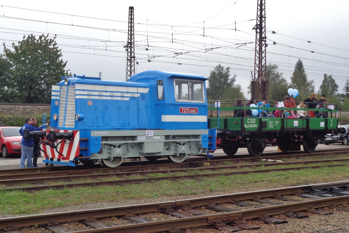 T211 0002 schleppt einige Besucher auf das werksgelände von CD in Ceska Trebova am trüben 24 September 2017 während ein Offenes Wochenende.