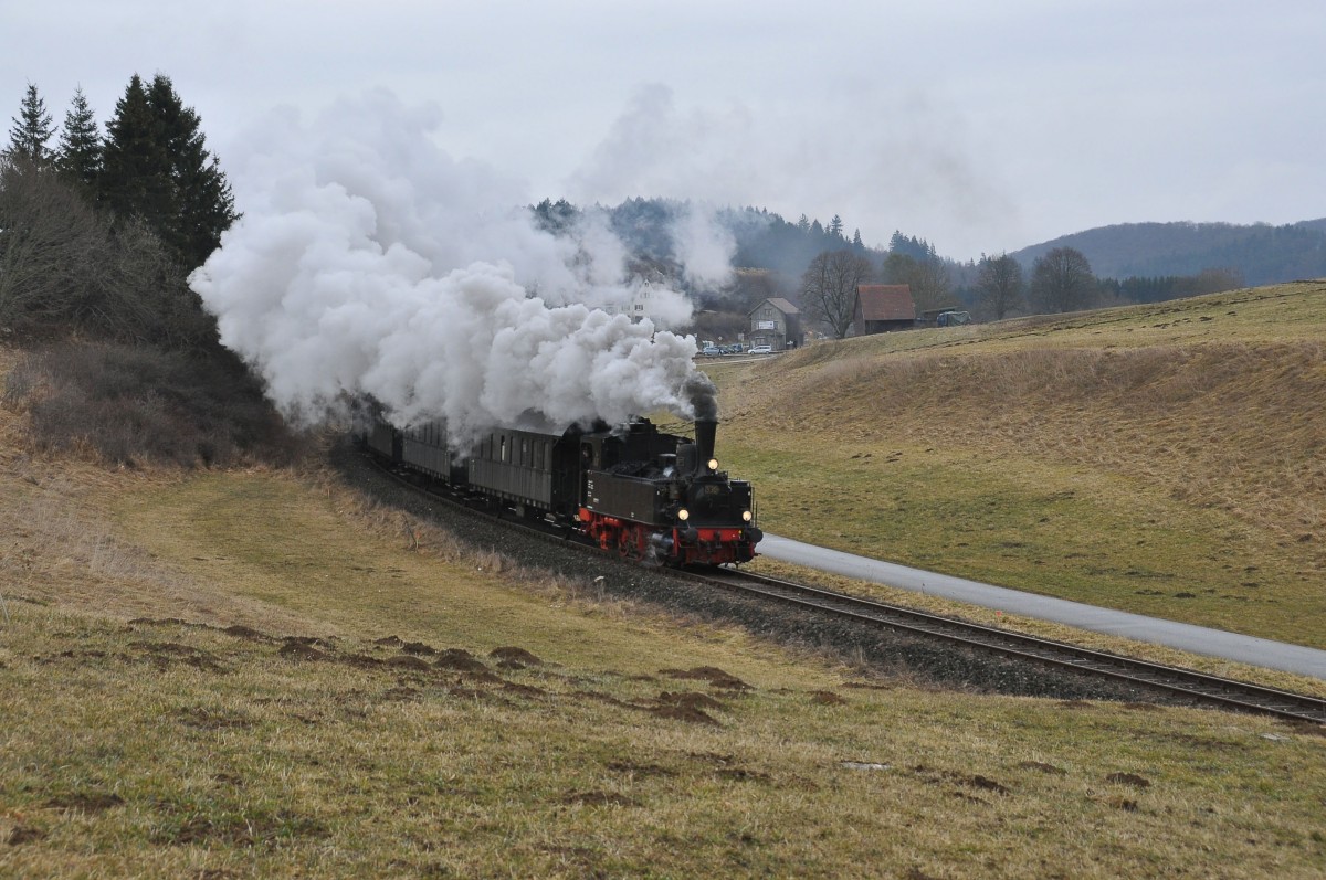 T3 930 alias 89 363 ehem.K.W.St.B.bei der Ausfahrt aus dem Bahnhof Kohlstetten.Sie steuert ihrem Ziel Kleinengstingen entgegen.Bild entstand bei Kohlstetten am 2.3.2014.Im Hintergrund ist das Alte Bahnhofsgebäude zu erkennen das sich in Privatbesitz befindet.