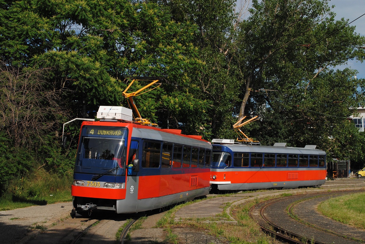 T3AS 7303 + T3Mod 7304 warten in der Endschleife des Bhf. Nove Mesto auf die Abfahrt Richtung Dubravka. (04.06.2022)