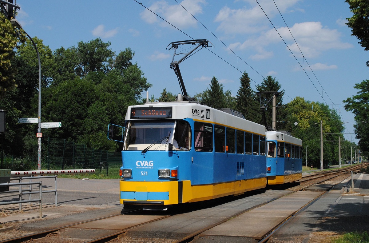 T3D 521 + 522 bei der Ausfahrt aus der Haltestelle Messe Chemnitz, wo als Besonderheit die Kreuzung mit der Guerickestraße mittels Halbschrankenanlage abgesichert wird. (07.06.2018)