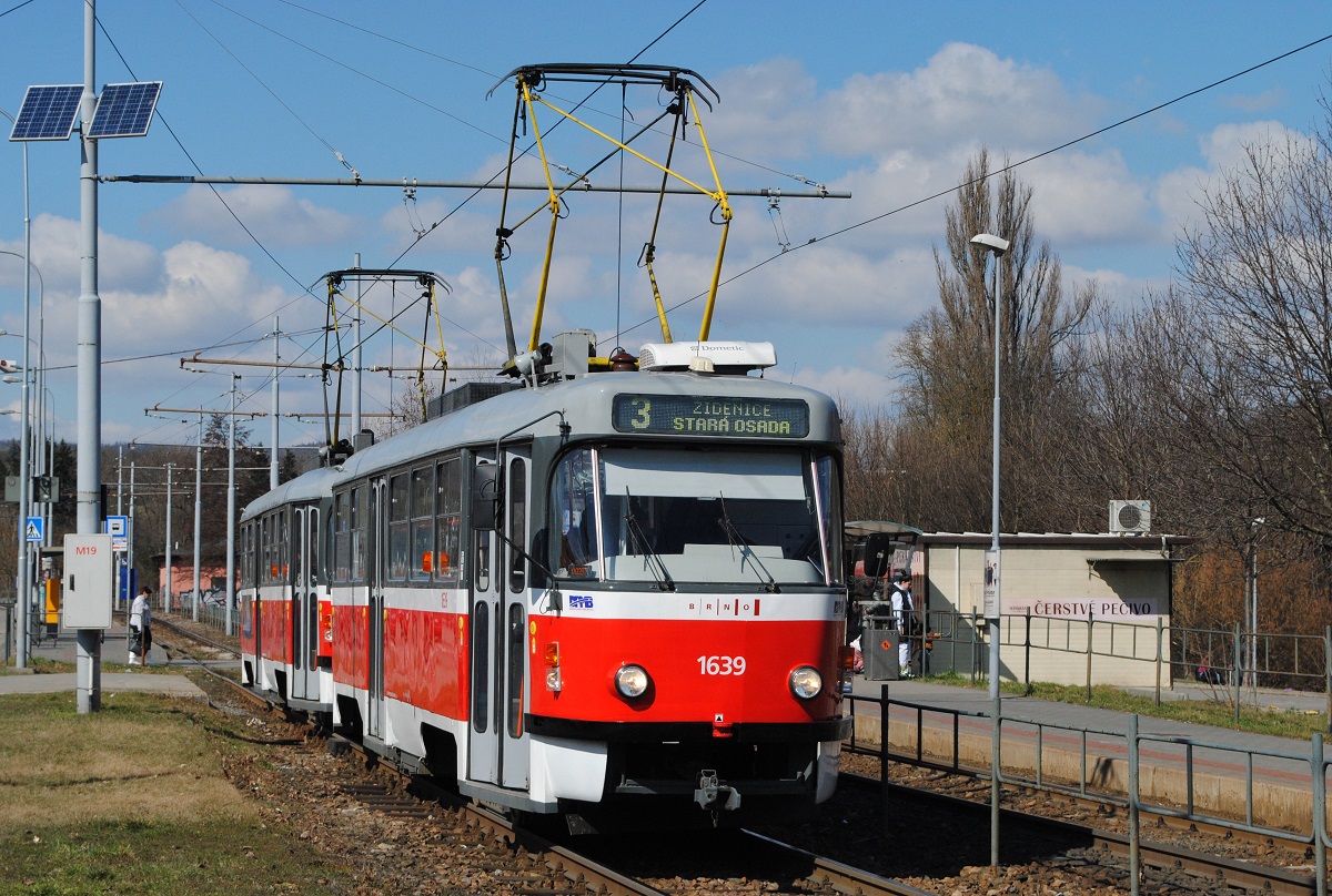 T3G 1639 + 1640 verlassen als Linie 3 gerade die Haltestelle Zoologicka Zarahda. (16.03.2023)