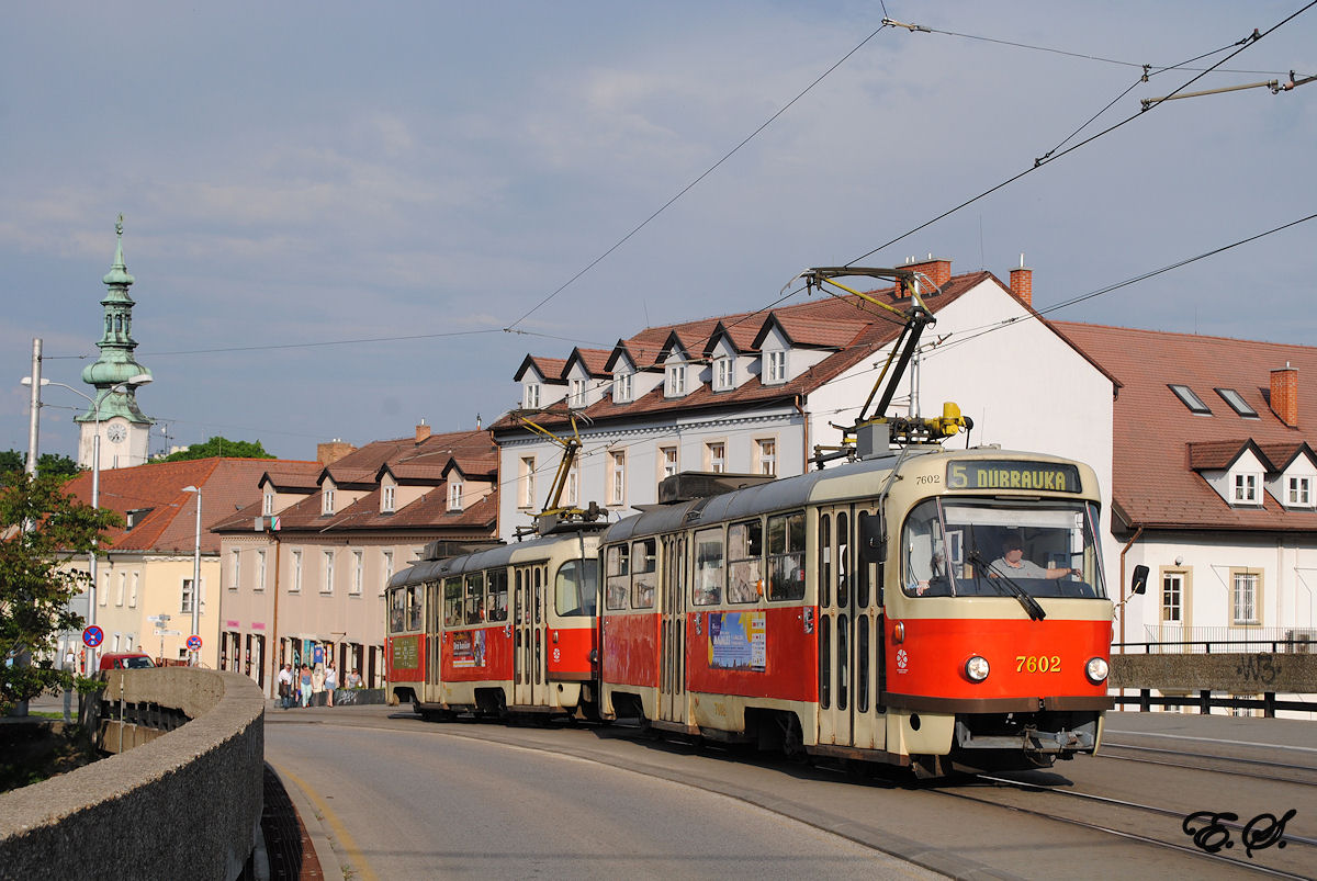 T3M 7602 + 7610 befahren gerade die Brücke über die Staromestska ulica und werden kurz darauf die östliche Einfahrt des Tunnels unter dem Burgberg erreichen. (02.05.2014)