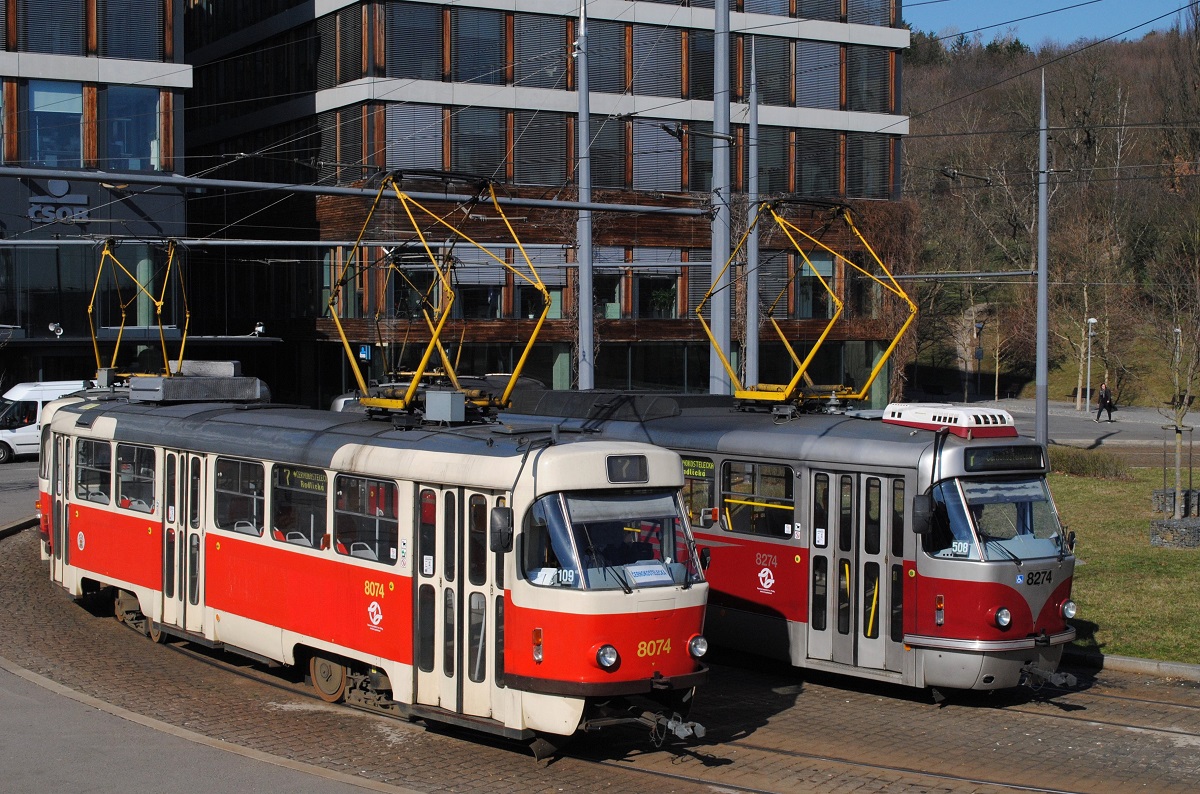 T3M2-DVC 8074 und T3R.PLF 8274 warten in der Endschleife Radlicka die Ausgleichszeit ab. (21.03.2019)