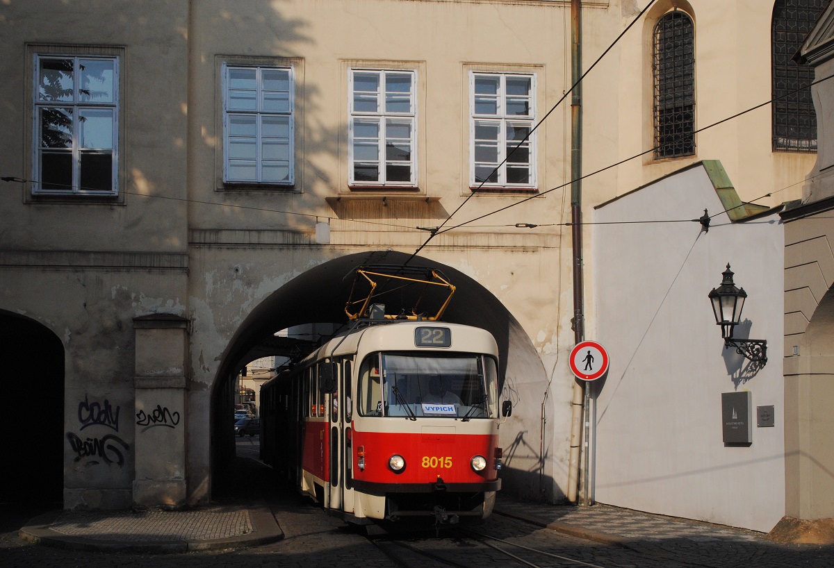 T3M2.DVC 8015 + 8009 als Linie 22 nach Vypich in der Hausdurchfahrt der ul. Letenska. (05.09.2022)