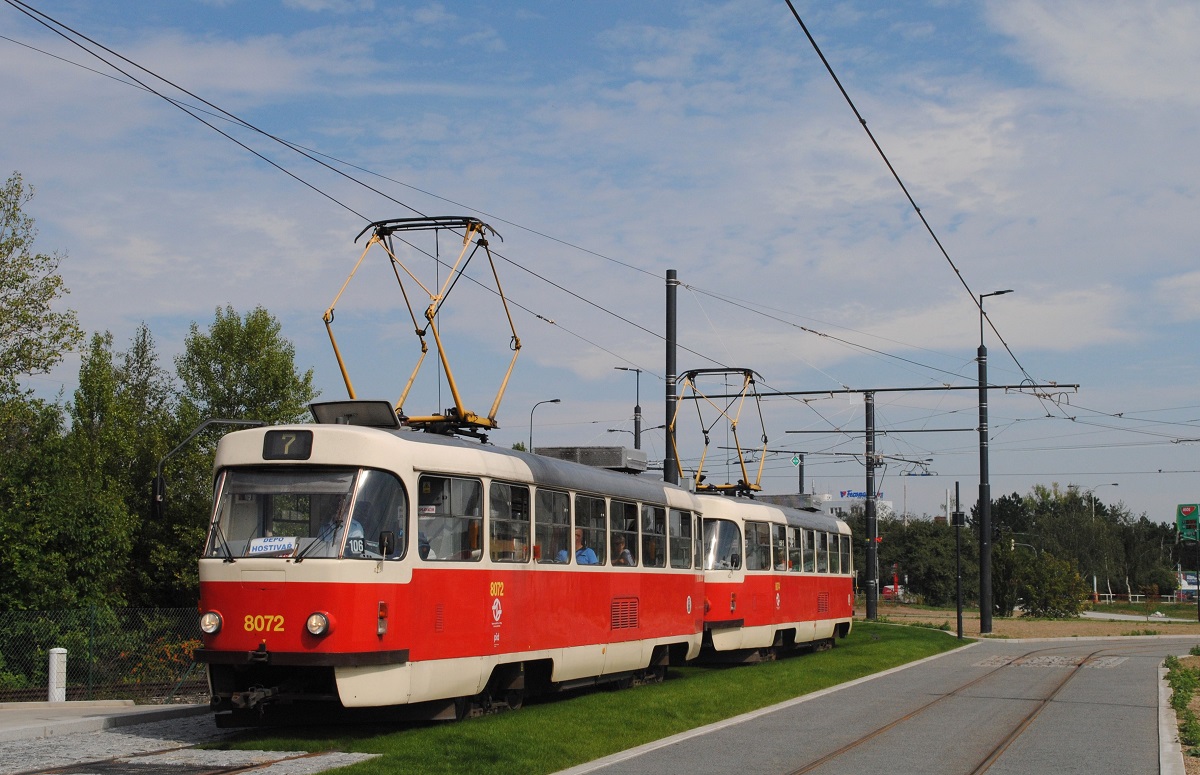 T3M2.DVC 8072 + 8074 bei der Einfahrt in die neu angelegte Wendeschleife Depot Hostivar. (06.09.2022)