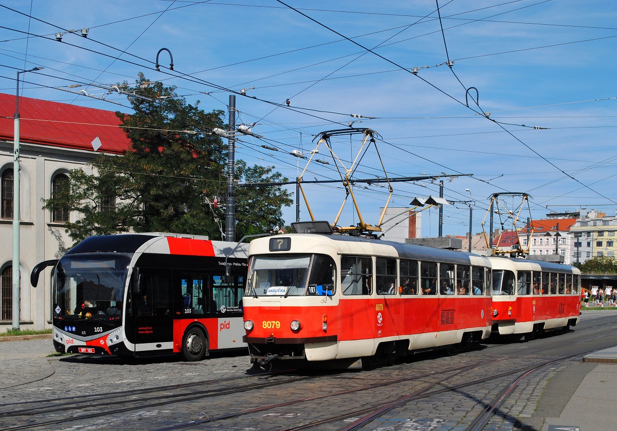 T3M2.DVC 8079 + 8088 der Linie 7 sowie Trolleybus 103 am Verkehrsknotenpunkt Palmovka. (04.09.2025)