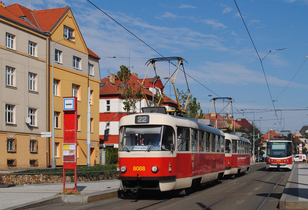 T3M2.DVC 8088 + 8087 als Linie 22 nach Bila Hora in der ul. V Olsinach bei der Ausfahrt aus der Haltestelle Prubezna. (06.09.2022)