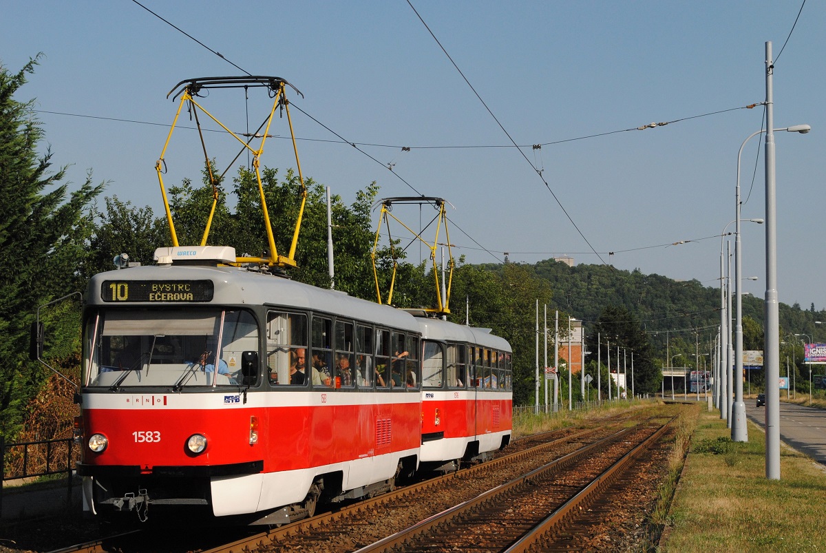 T3P 1583 + 1576 am 22.07.2022 in der Kninicska ulice kurz vor der Haltestelle Svratetska. Mit dem 1970 von CKD - Prag gelieferten Tw.1583 wurden von Dezember 1975 bis Jänner 1976 in Budapest umfangreiche Probefahrten unternommen, die in weiterer Folge zur Beschaffung von 322 Wagen der Type T5C5 geführt hatten.