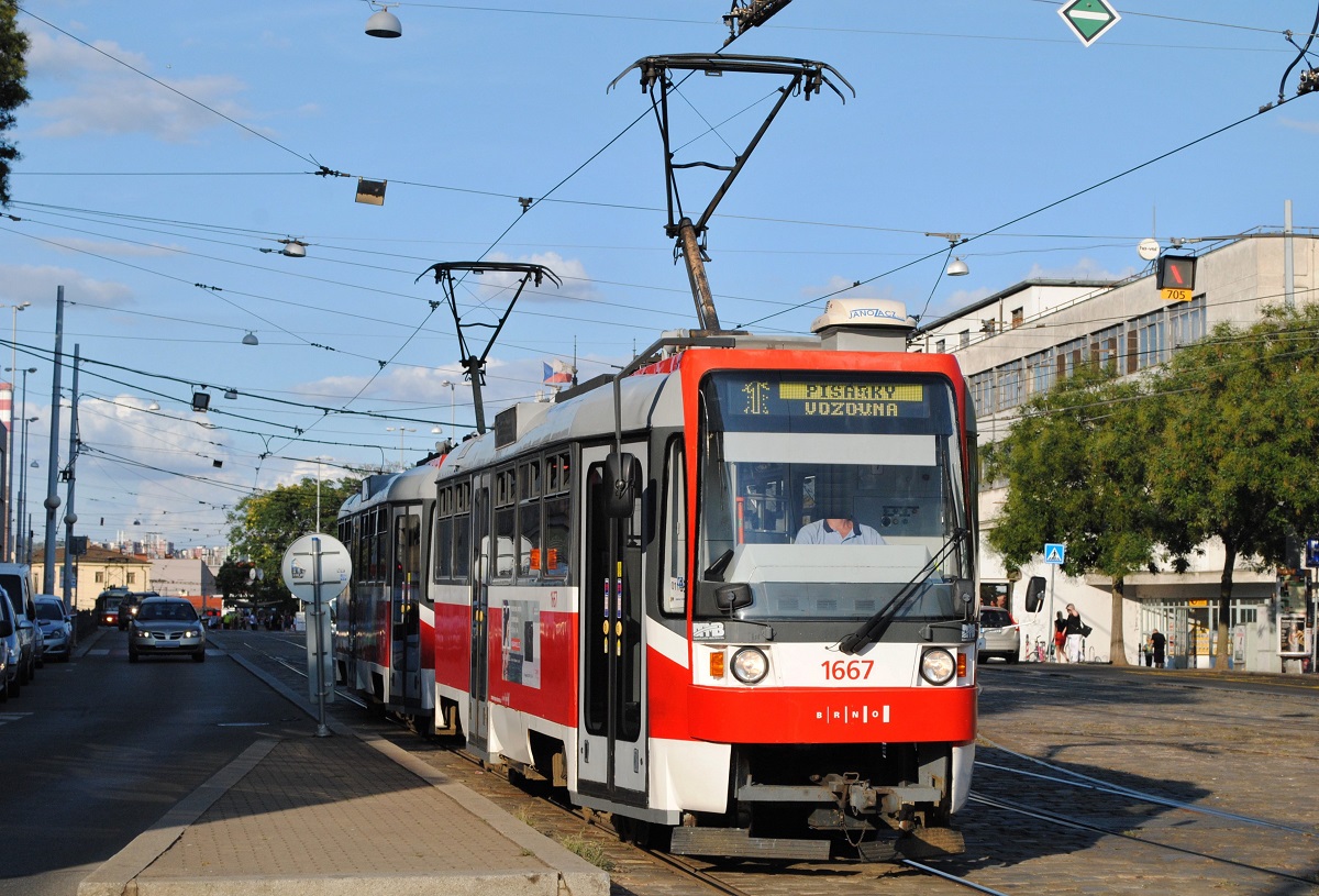 T3R 1667 + 1668 in der ulice Nadrazni bei der Einfahrt in die Haltestelle Nove sady. (15.08.2018)