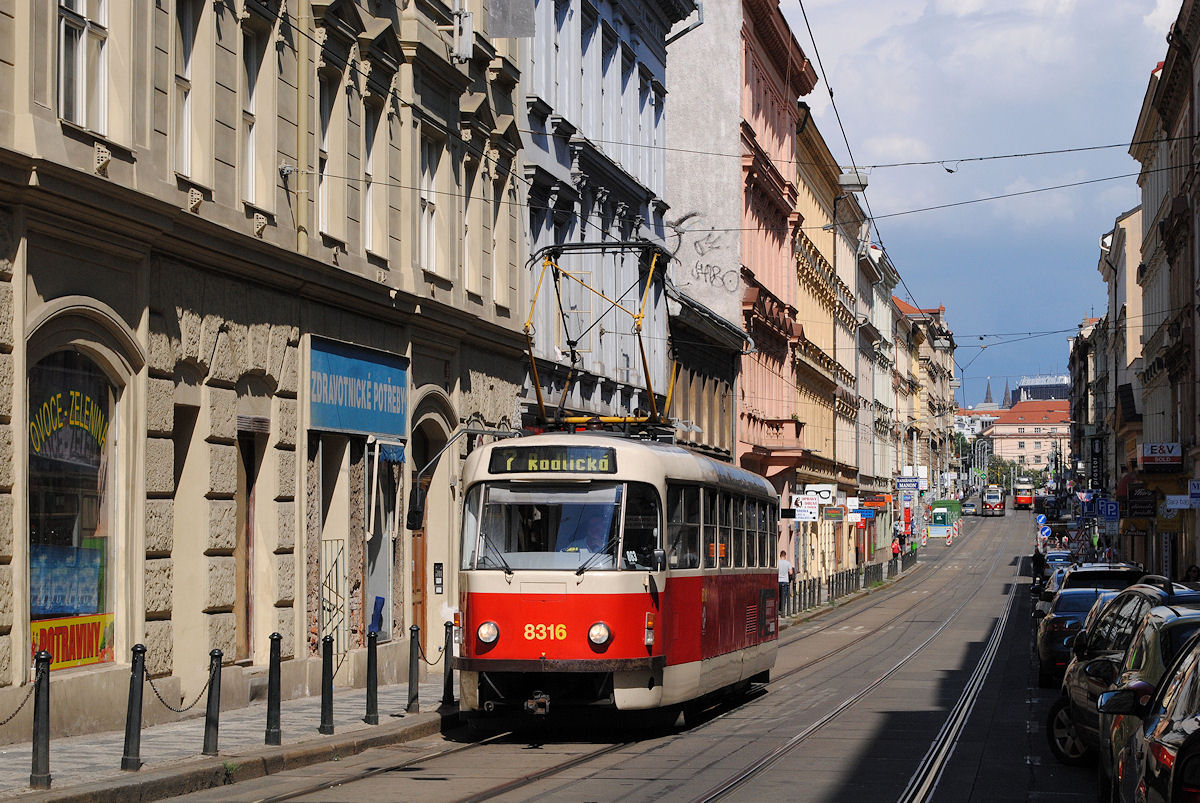 T3R.P 8316 nähert sich in der Lidicka dem Verkehrsknotenpunkt Andel. (15.07.2017)
