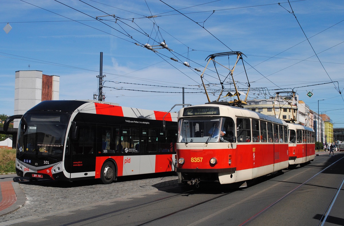 T3R.P 8357 + 8362 als Linie 12 nach Sidliste Barrandov sowie Trolleybus 101 am Umsteigeknoten Palmovka. (04.09.2025)