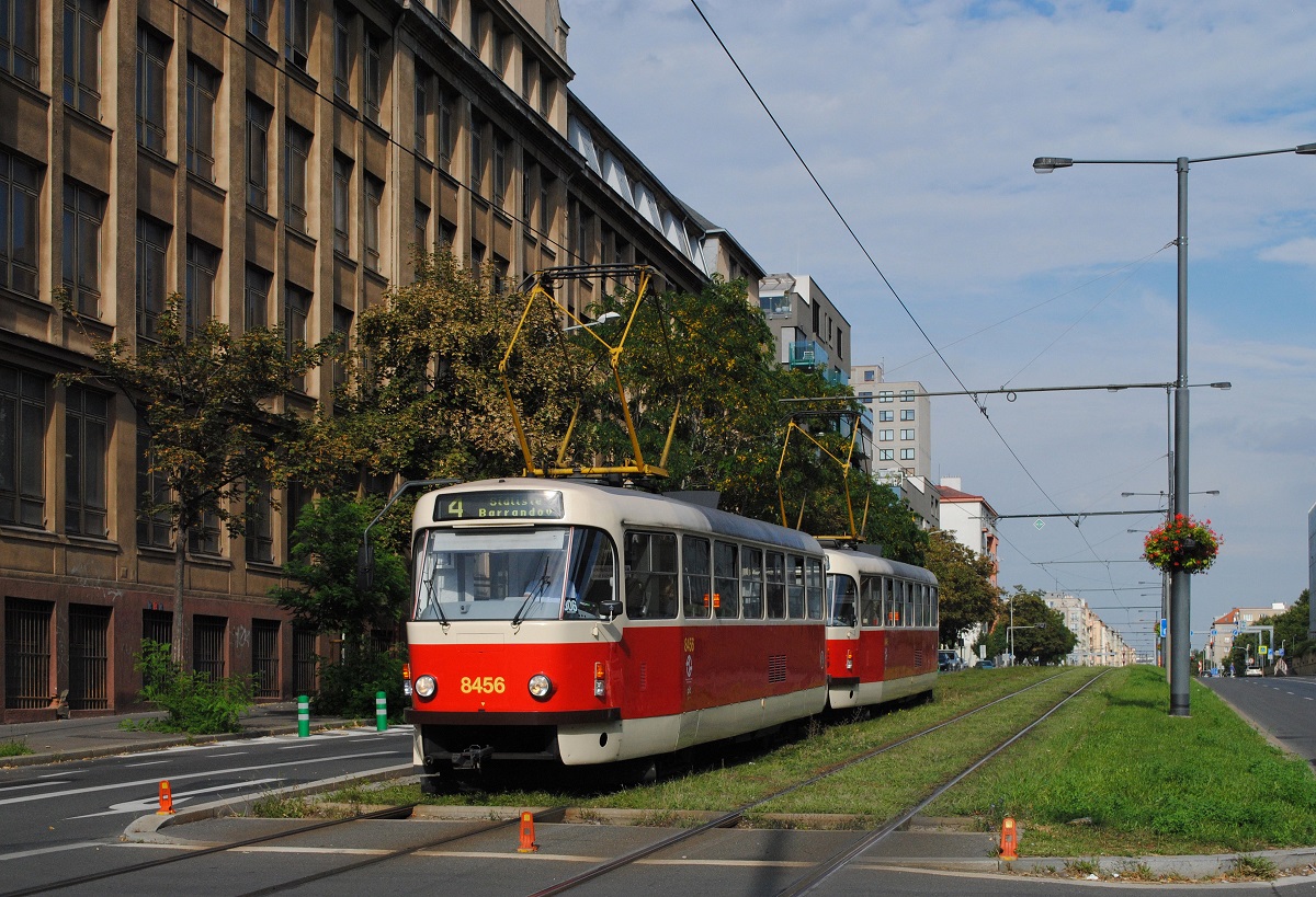 T3R.P 8456 + 8446 in der Vrsovicka ulice kurz vor der Haltestelle KOH-I-NOOR. (06.09.2022)