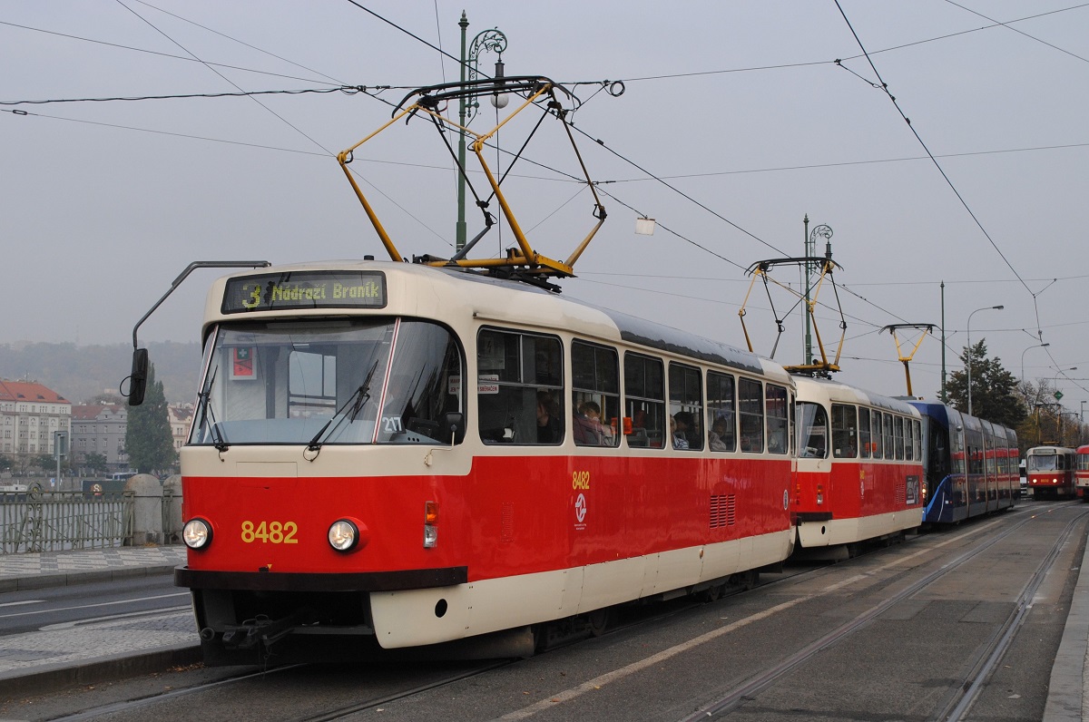 T3R.P 8482 + 8483 als Linie 3 am Rasinovo nabrezi an der Haltestelle Vyton. (23.10.2019)
