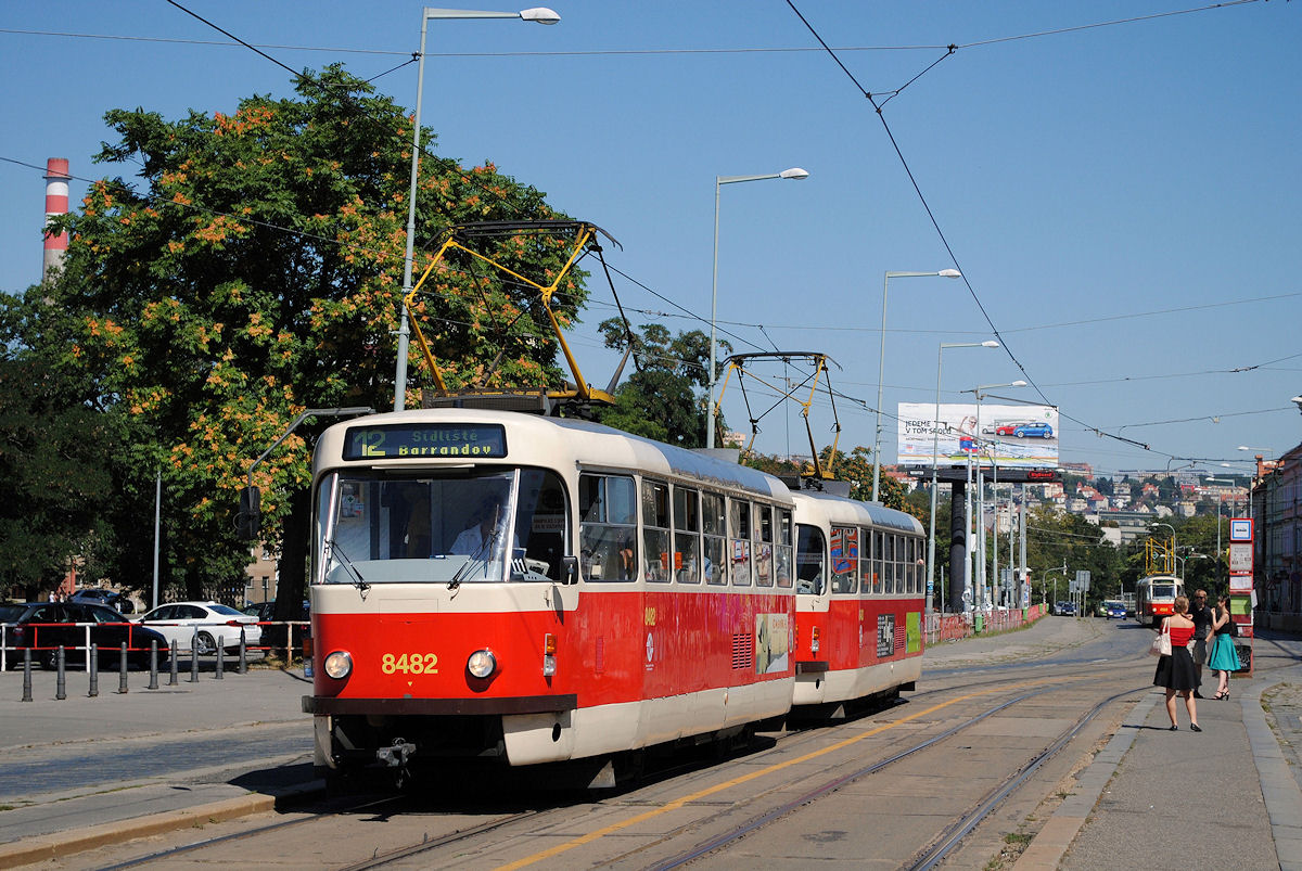 T3R.P 8482 + 8483 nähern sich der Haltestelle Vystaviste Holesovice. (26.08.2016)