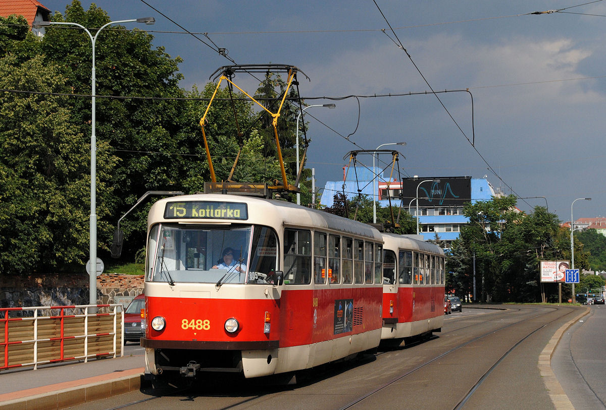 T3R.P 8488 + 8489 in der Plzenska bei der Einfahrt in die Haltestelle Kavalirka. (15.07.2017)