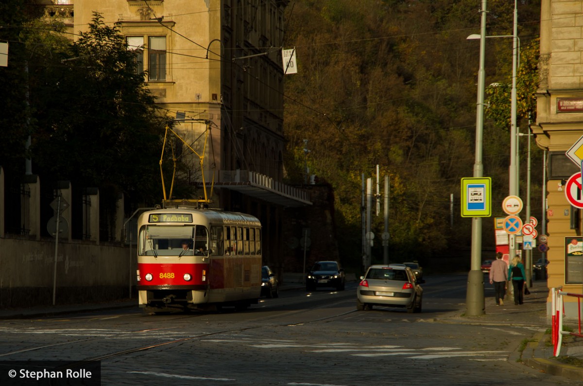 T3R.P  8488  am 26.10.2013 in der Abendsonne an der Hst. Malostransk