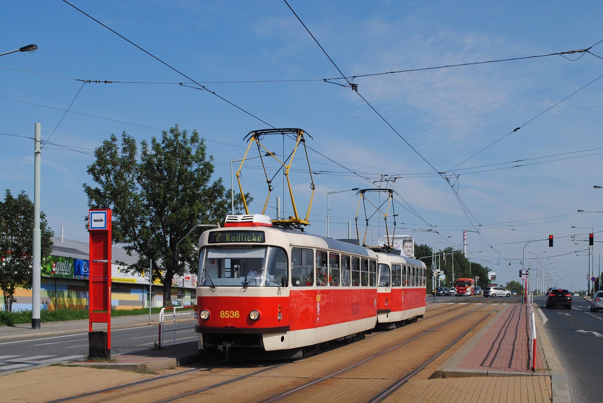 T3R.P 8536 + 8531 der Linie 7 in der Cernokostelecka ul. an der Haltestelle Nove Strasnice. (06.09.2022)