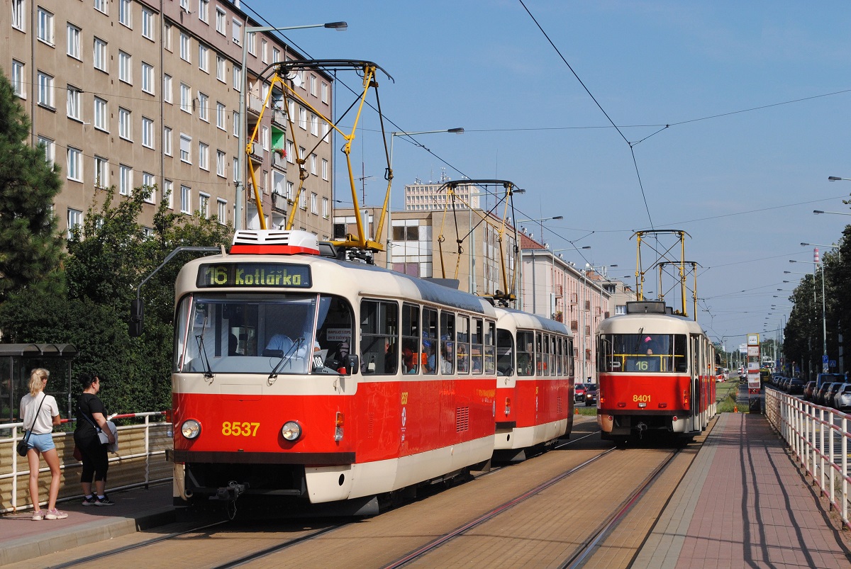 T3R.P 8537 + 8547 in der Cernokostelecka ul. bei der Einfahrt in die Haltestelle Zborov - Strasnice divadlo. (06.09.2022)