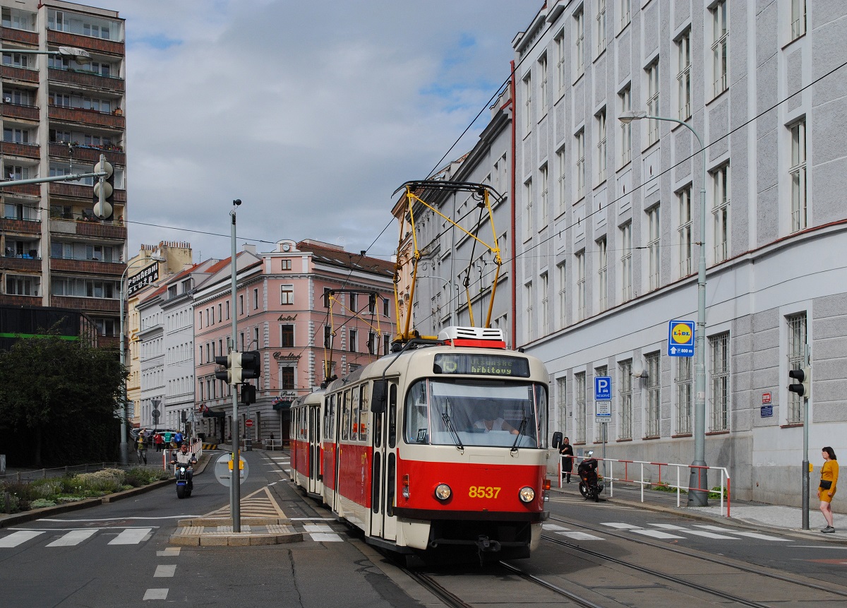 T3R.P 8537 + 8547 erreichen als Linie 15 gerade den Olsanske namesti. (10.09.2022)